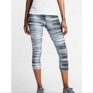 Nike Dri-Fit Legend 2.0 Swift Cropped Capri Leggings